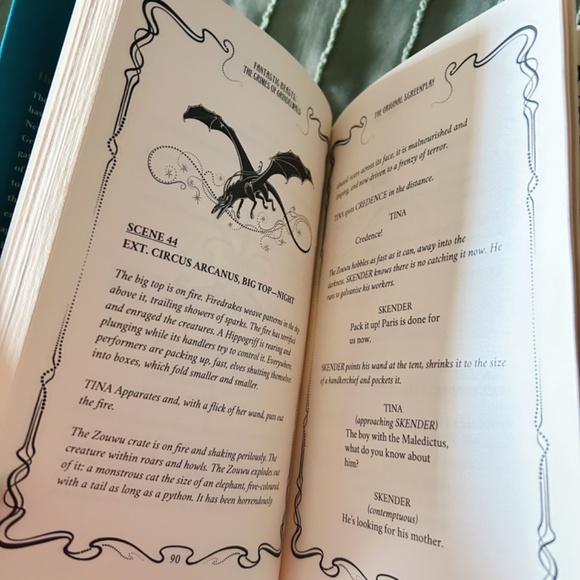 Fantastic Beasts: The Crimes of Grindelwald Hardcover Original Screenplay - Picture 3 of 4